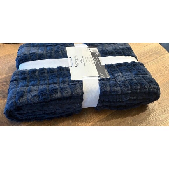 NEW Koolaburra By Ugg Chloe Faux Fur Throw Blanket 50” x 70” Navy Blue - Picture 3 of 6